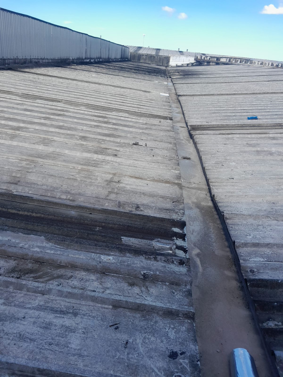 Vista ampla de cobertura metálica industrial concluída pela Engemec