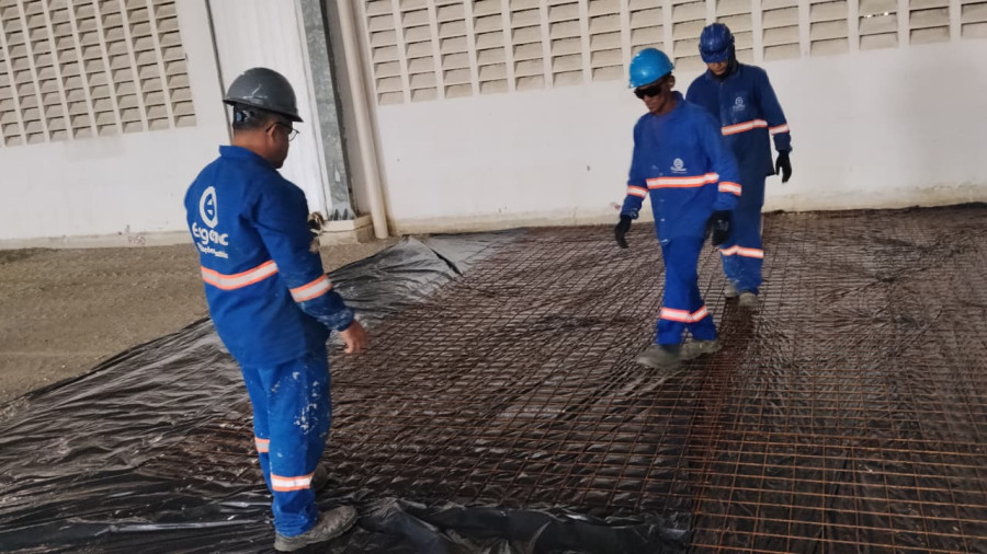 Equipe da Engemec em EPI completo dentro de galpão industrial em construção
