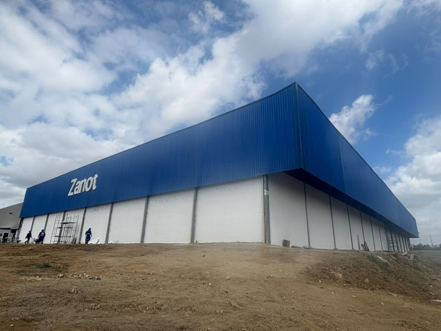 Galpão industrial construído pela Engemec, estrutura metálica e fechamento contra céu nublado