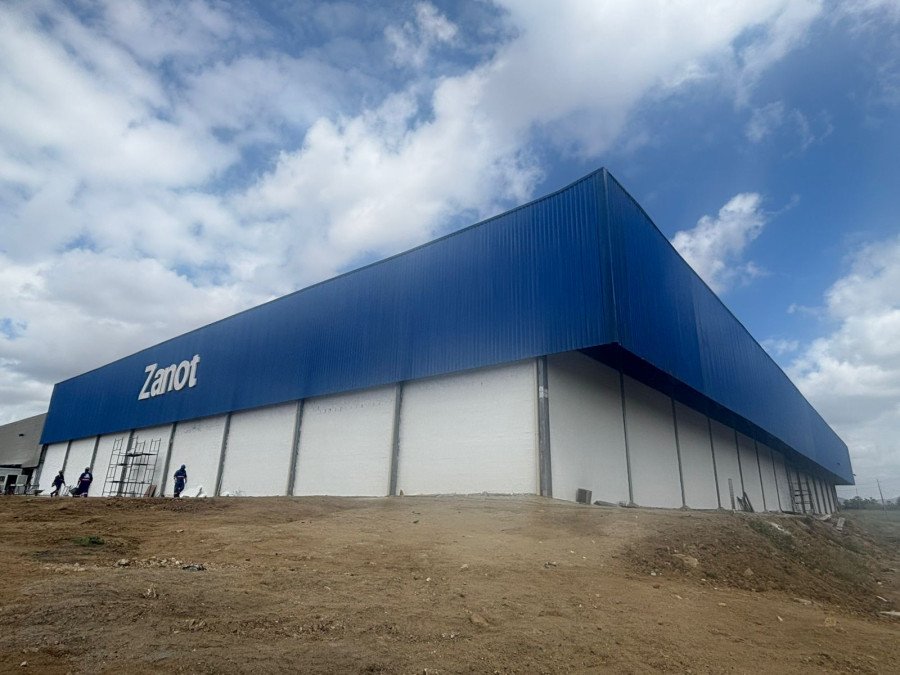 Galpão industrial construído pela Engemec, estrutura metálica e fechamento contra céu nublado