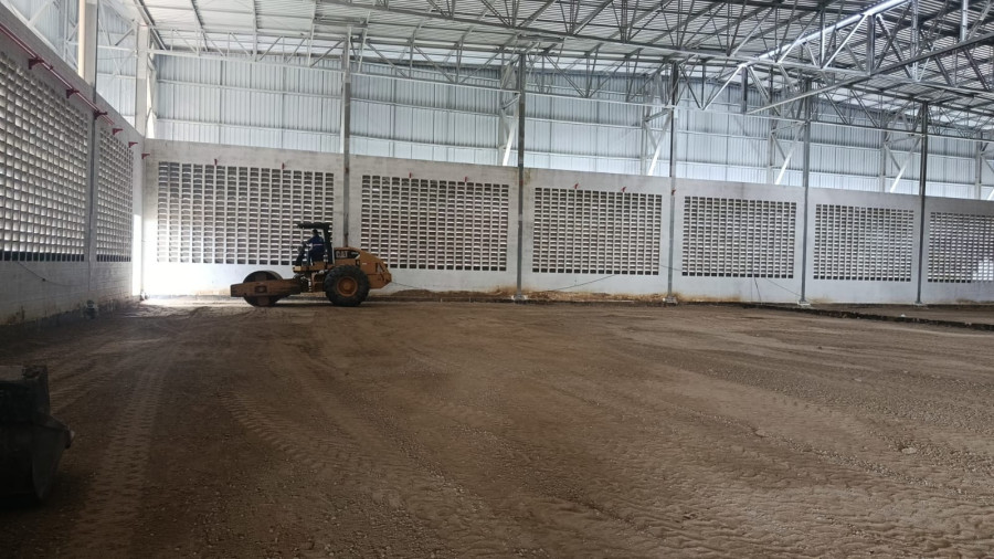 Interior amplo de galpão industrial mostrando o porte da estrutura metálica montada pela Engemec
