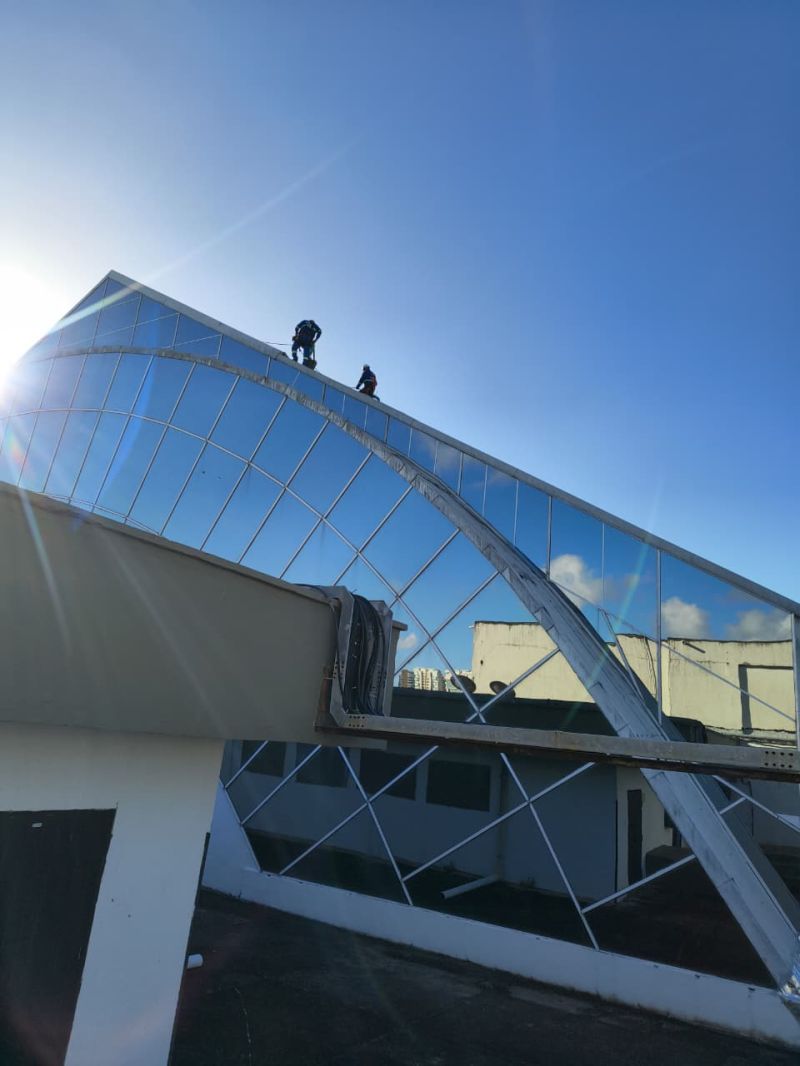 Técnicos em estrutura de cobertura em altura, trabalho com ancoragem conforme NR-35