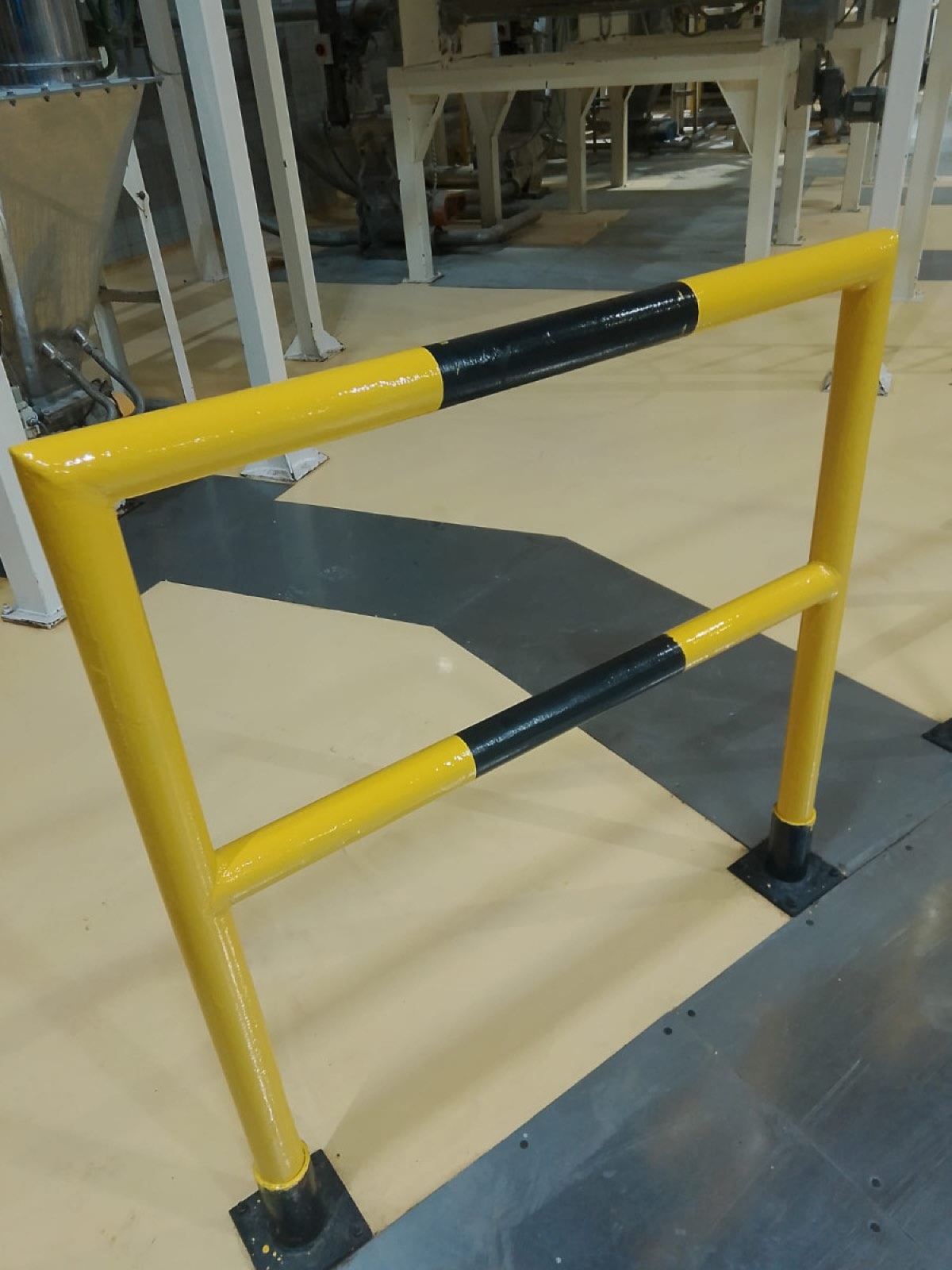 Gradil de proteção industrial recém-pintado em amarelo e preto, serviço de manutenção Engemec