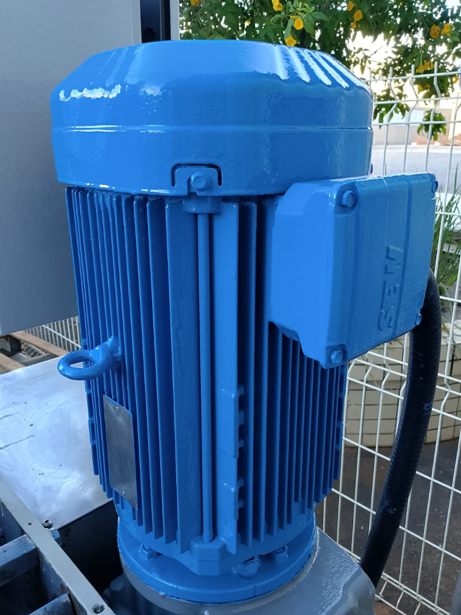 Motor elétrico industrial recém-pintado, serviço de manutenção e pintura industrial