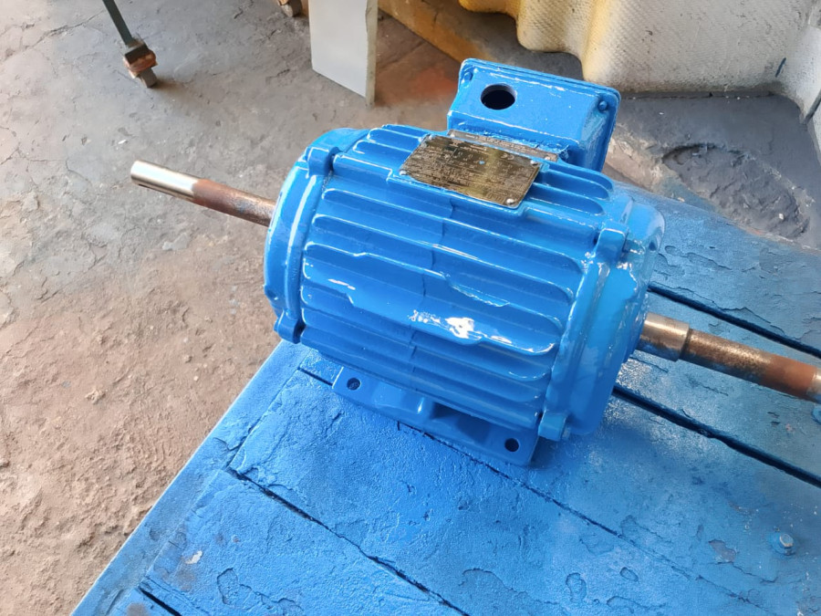 Detalhe de motor elétrico industrial com pintura de proteção aplicada