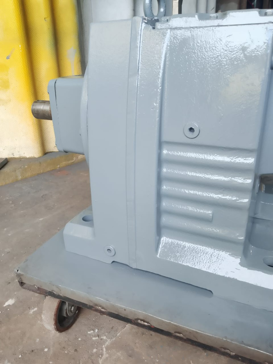 Redutor industrial repintado, acabamento de manutenção preventiva Engemec