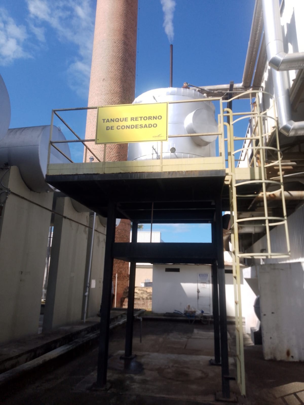 Manutenção em tanque industrial elevado, plataforma de trabalho em altura