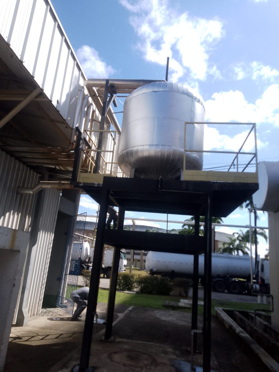 Tanque industrial com isolamento térmico, manutenção executada pela Engemec