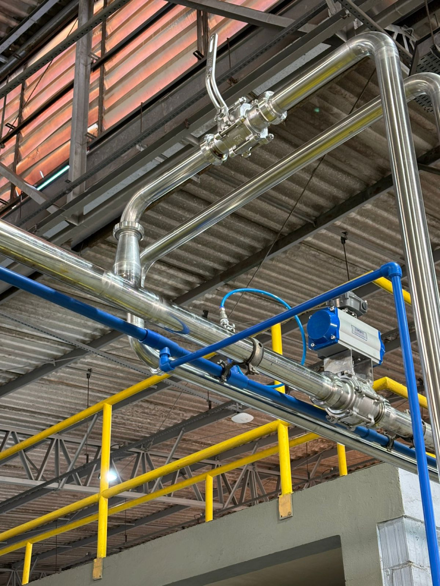 Montagem de tubulação em aço inox, cotovelo industrial contra cobertura metálica