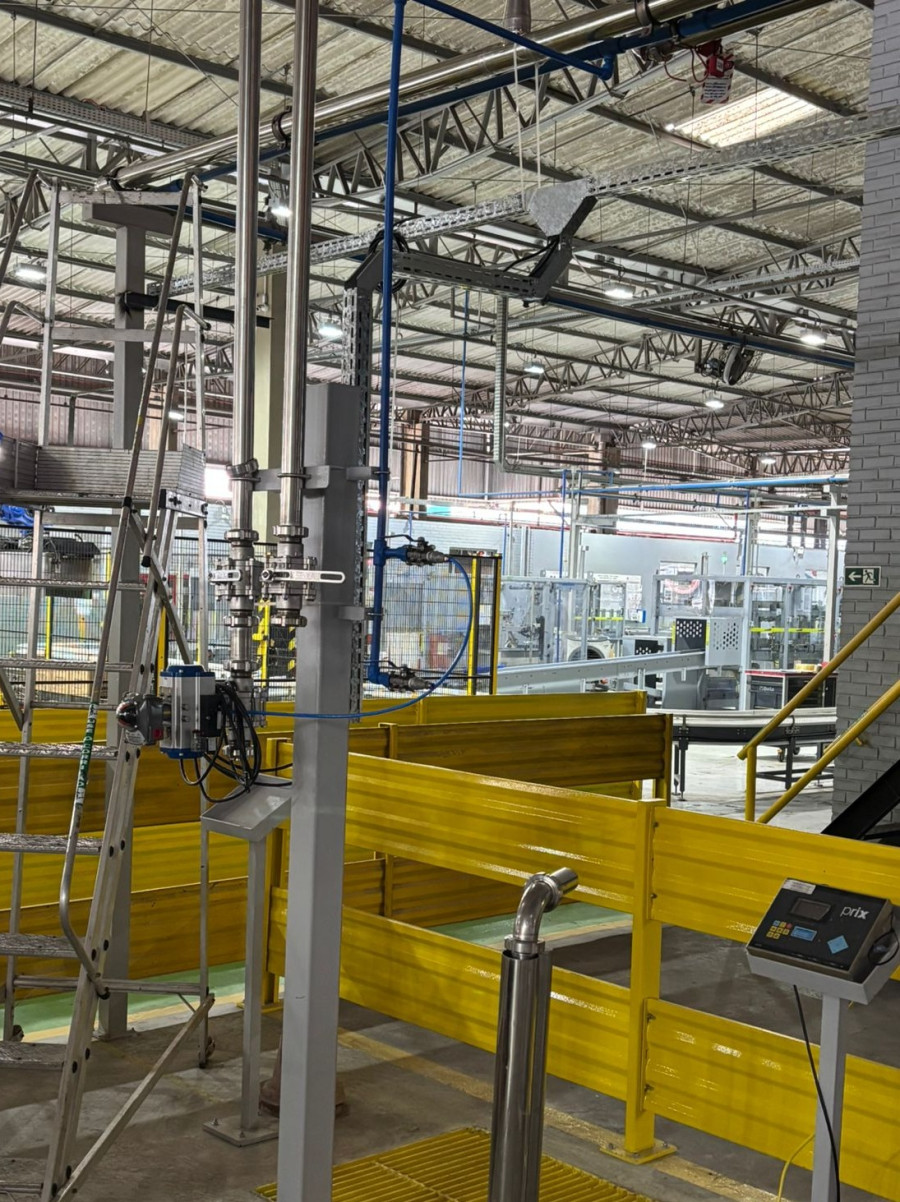 Linha de produção industrial com tubulação em inox, montagem eletromecânica Engemec