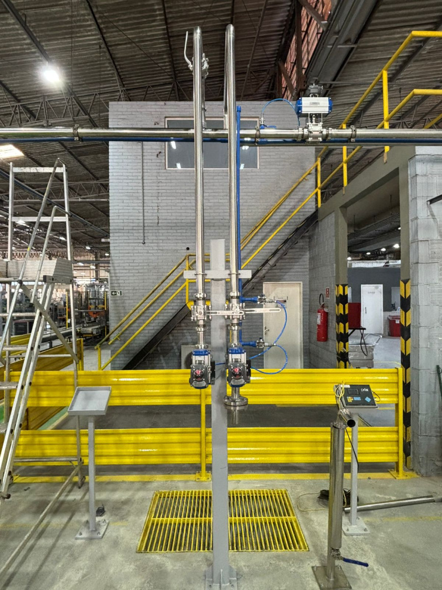 Instalação de tubulação industrial em aço inox com válvulas pneumáticas