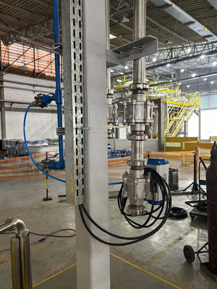 Conjunto de válvula e atuador em aço inox, montagem eletromecânica de precisão