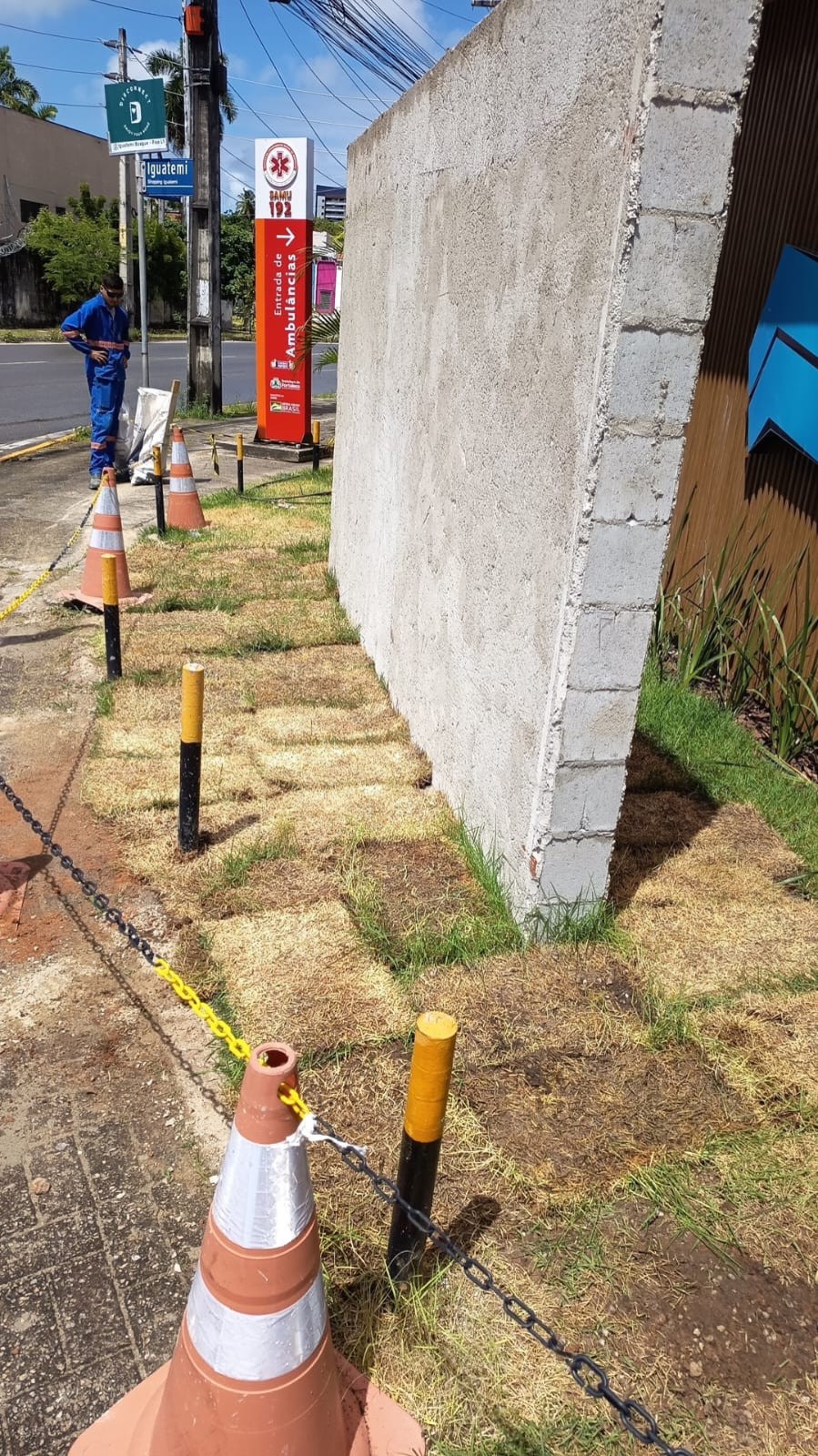 Canteiro de obra civil industrial organizado junto a via pública
