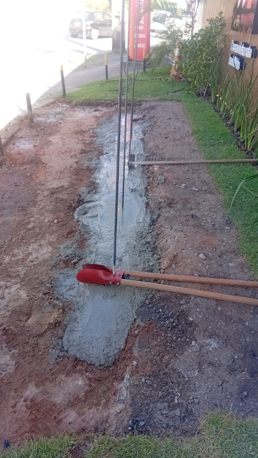 Fundação em concreto armado sendo finalizada, obra civil industrial
