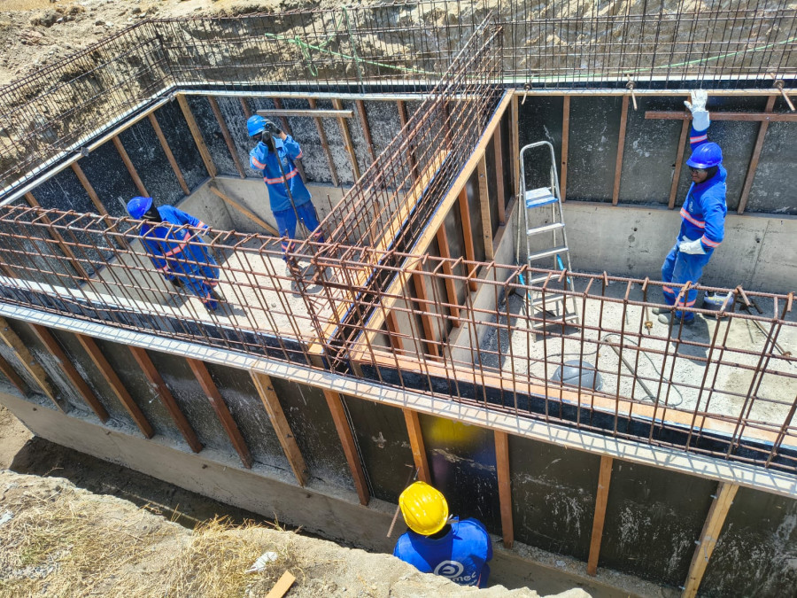 Equipe da Engemec montando ferragem de fundação, vista aérea de obra civil