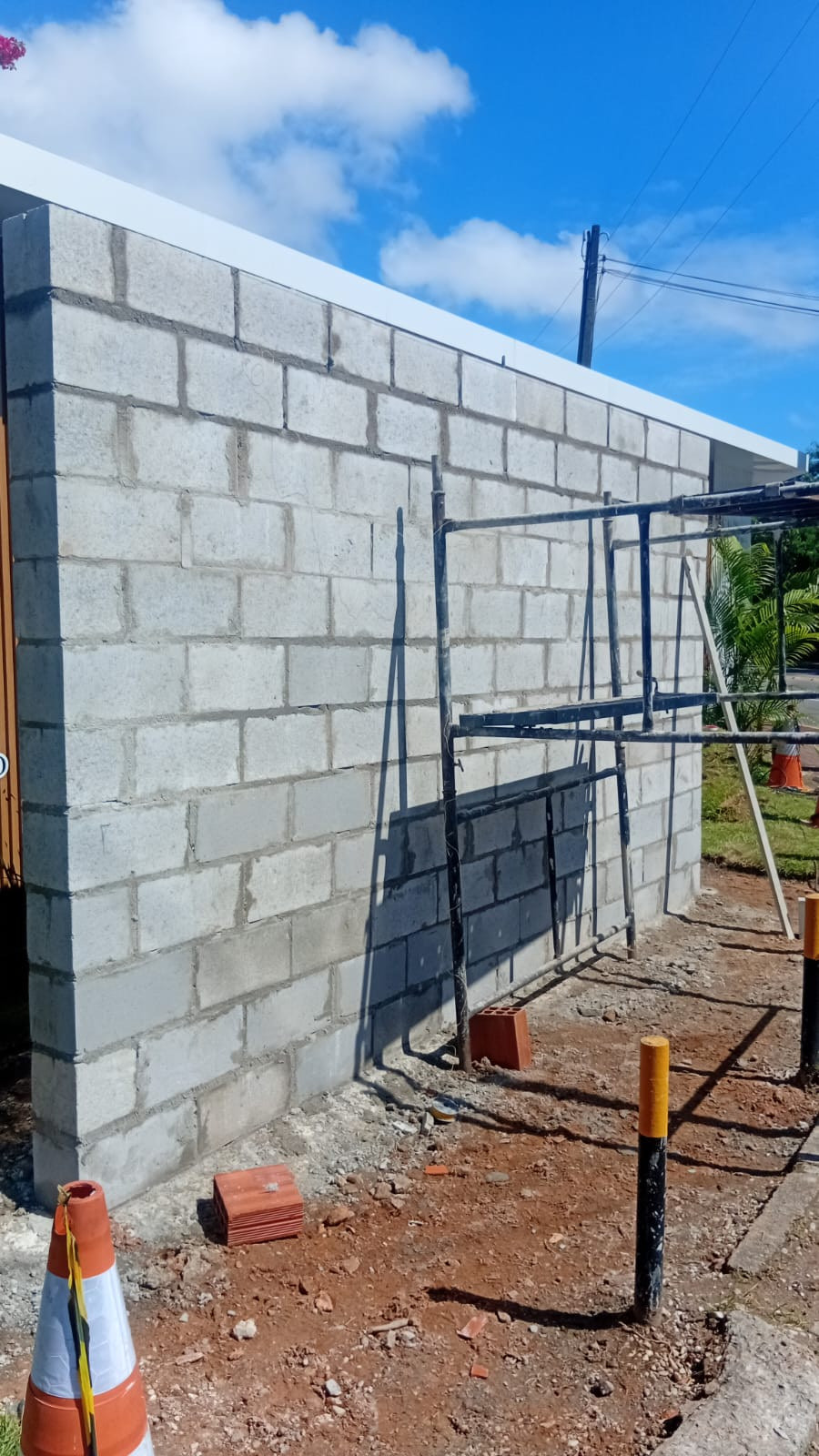 Muro de blocos de concreto executado pela Engemec, obra civil industrial