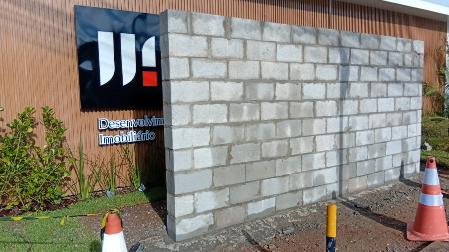 Muro em alvenaria concluído integrado à fachada, obra civil Engemec