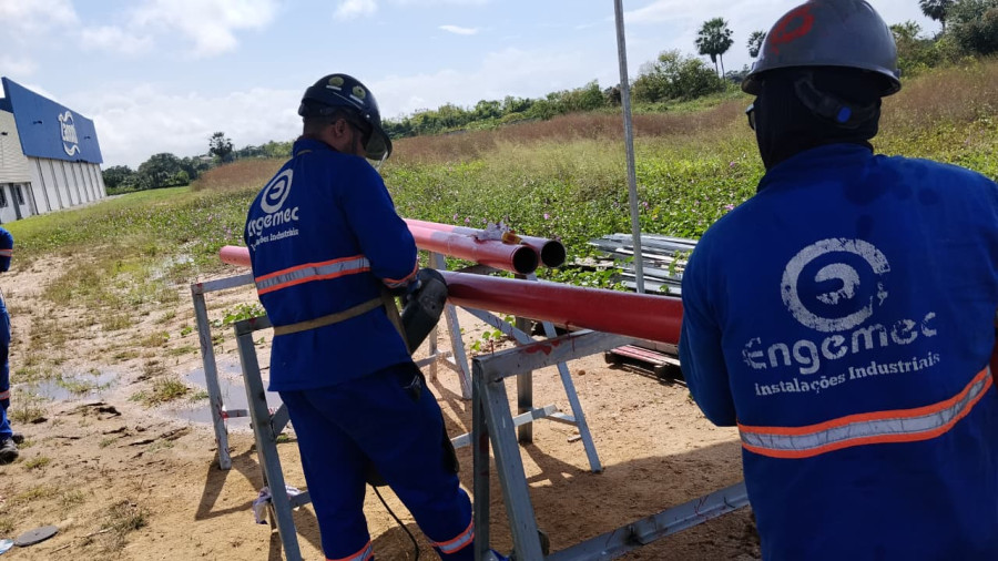 Equipe da Engemec preparando tubulação de proteção contra incêndio em campo