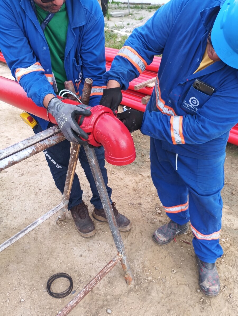 Equipe da Engemec montando conexão em cotovelo de tubulação de combate a incêndio