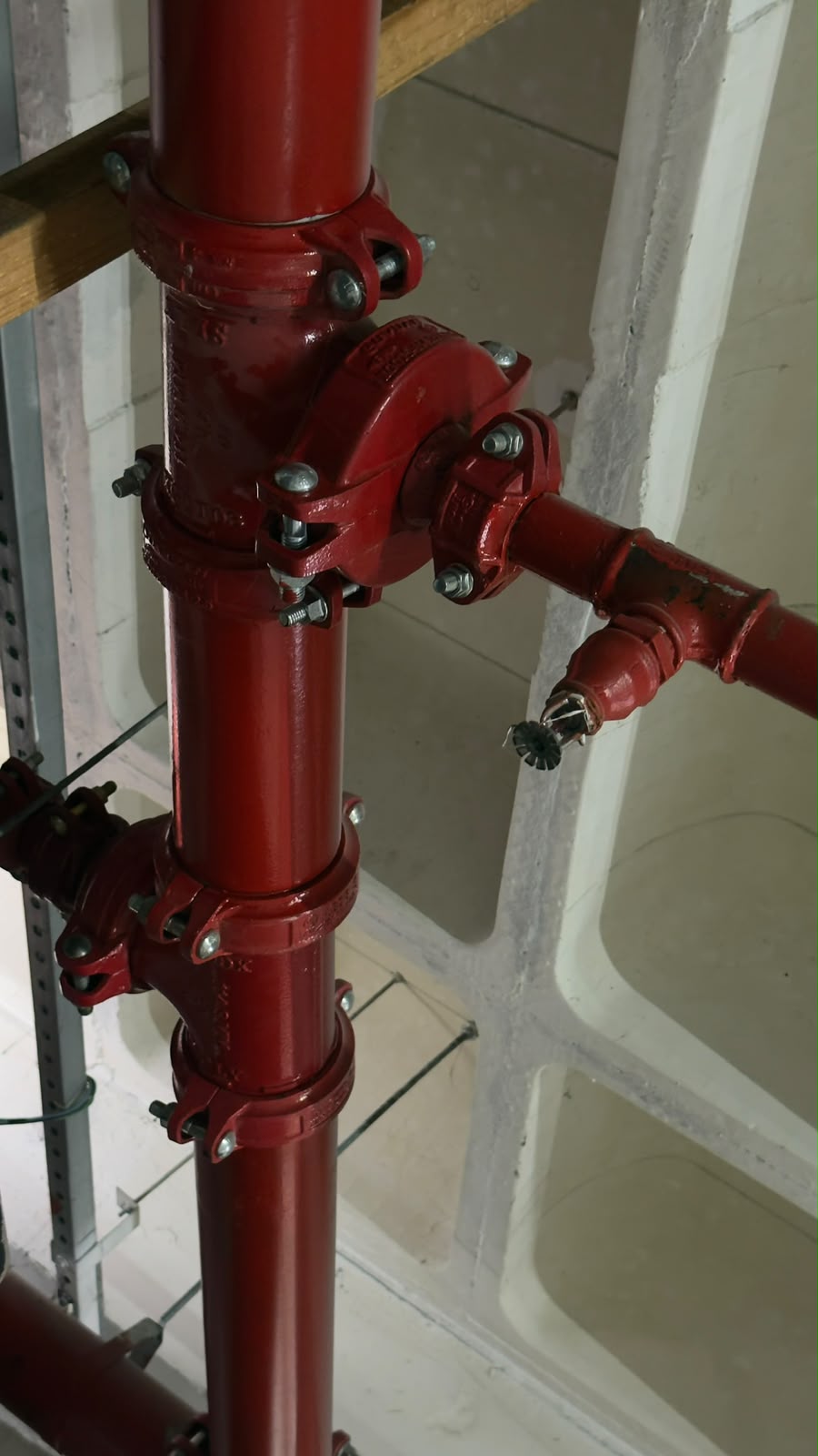 Detalhe de válvula e conexões de sistema de combate a incêndio instalado em planta industrial