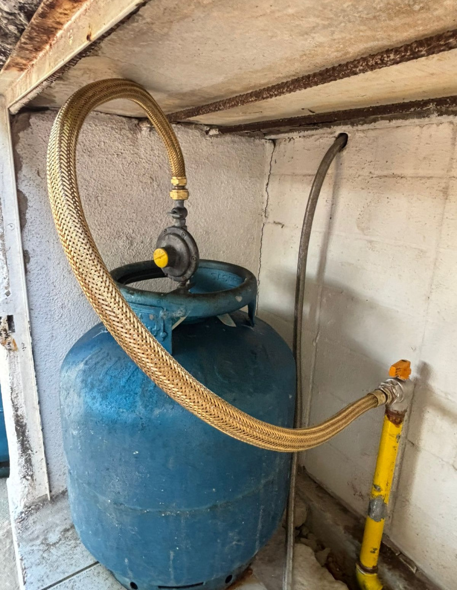 Estado original de cozinha industrial antes da reforma, projeto de retrofit Engemec
