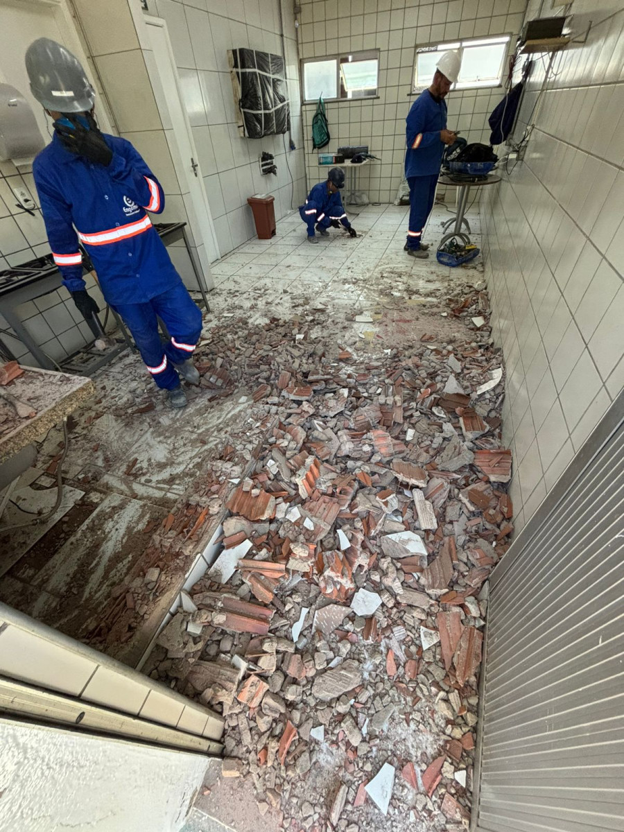 Ambiente industrial durante demolição controlada, etapa de obra de retrofit