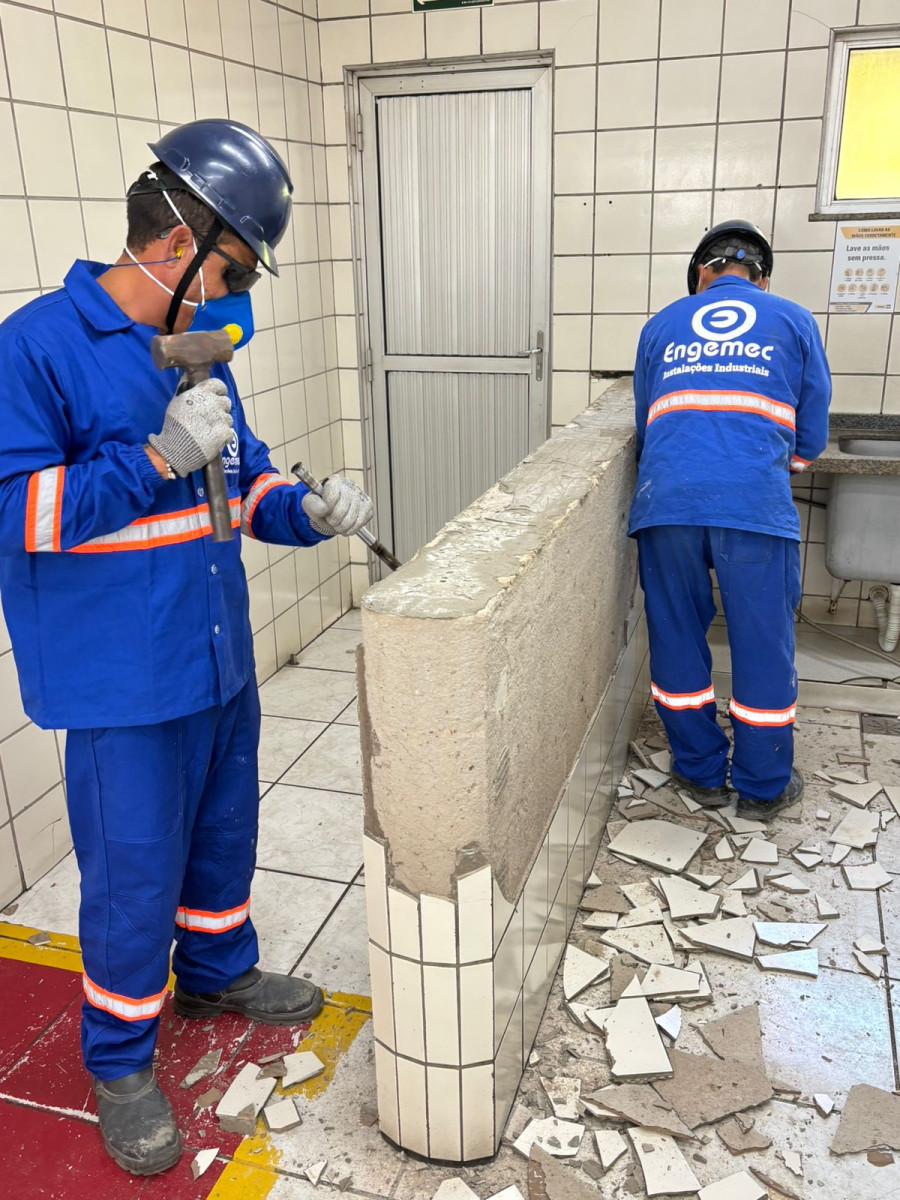Equipe da Engemec em EPI durante demolição controlada em obra de retrofit industrial