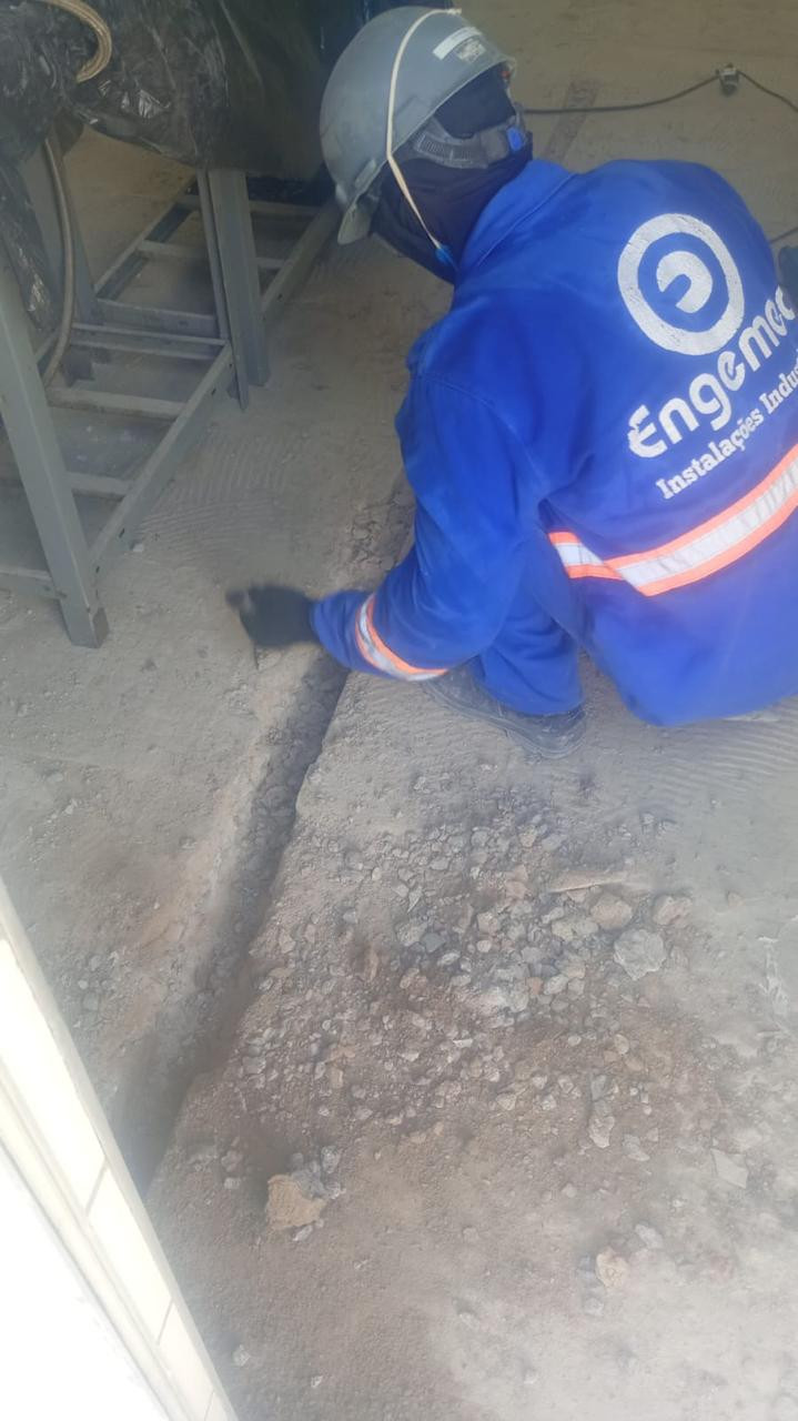 Trabalhador da Engemec executando intervenção em piso durante obra de retrofit