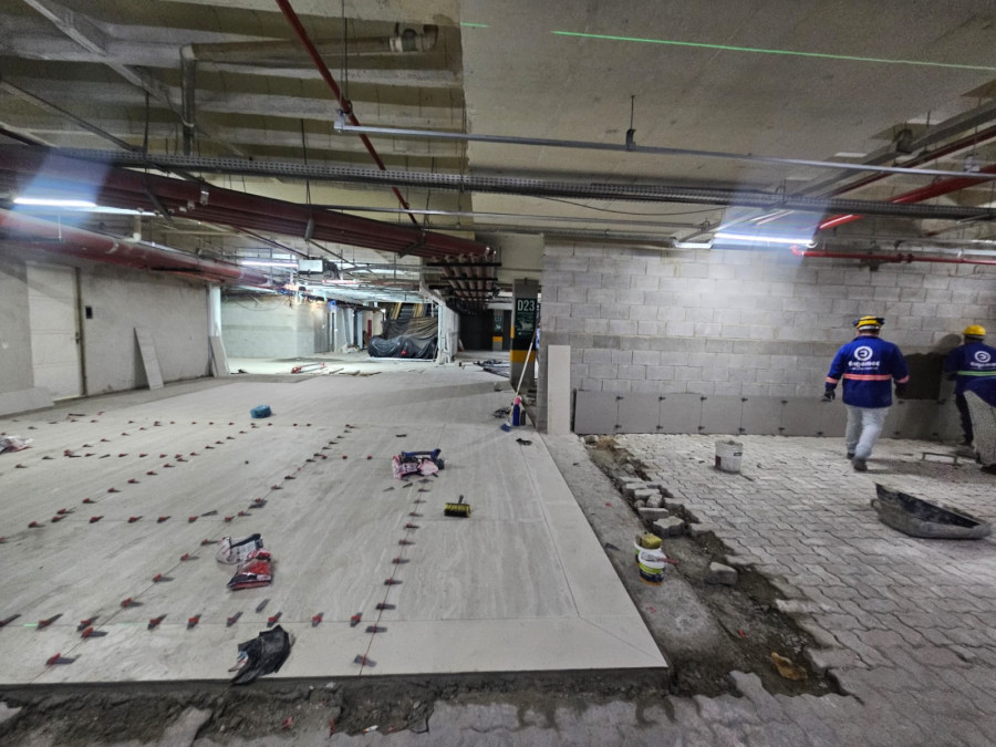 Equipe da Engemec executando piso de garagem subterrânea em obra de retrofit