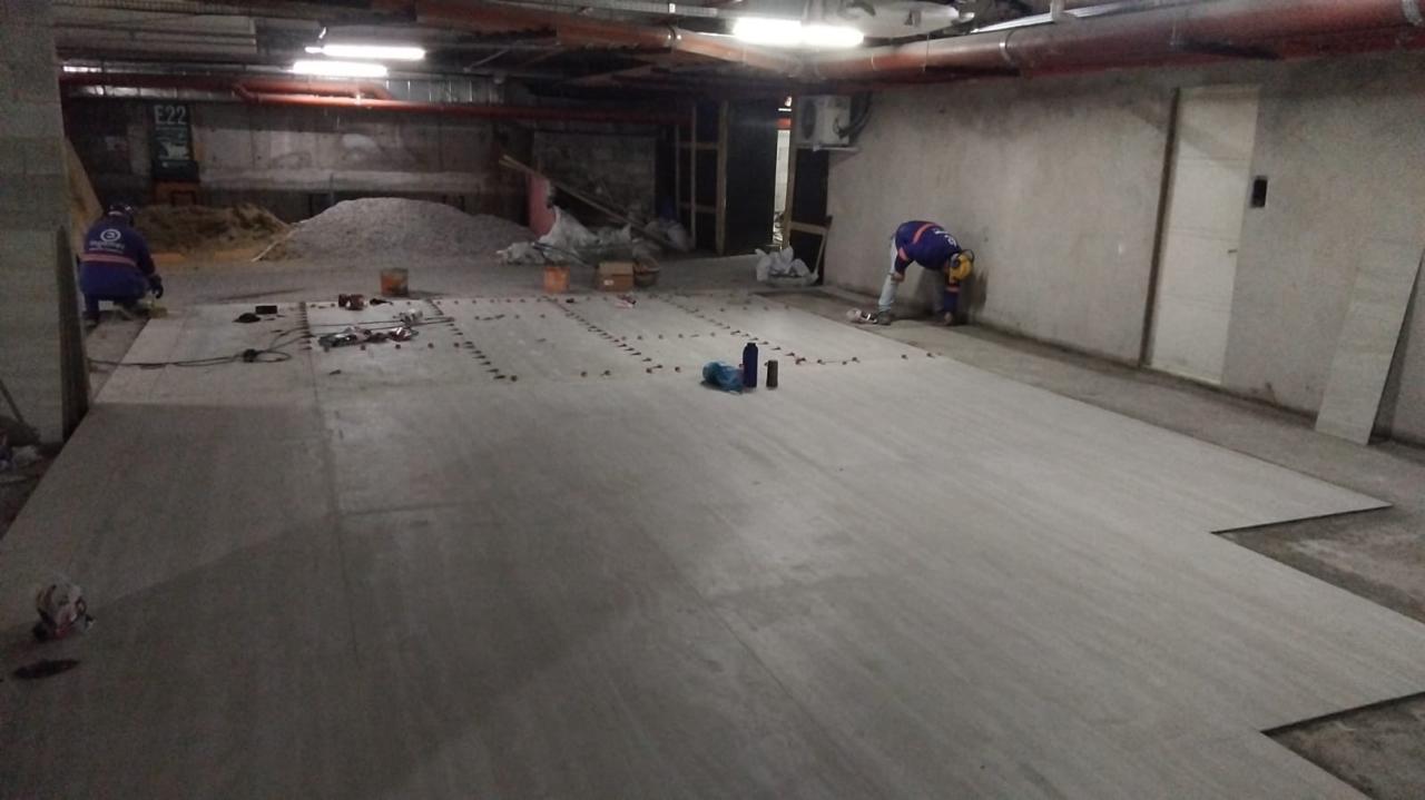 Execução de piso em garagem subterrânea durante obra de retrofit industrial