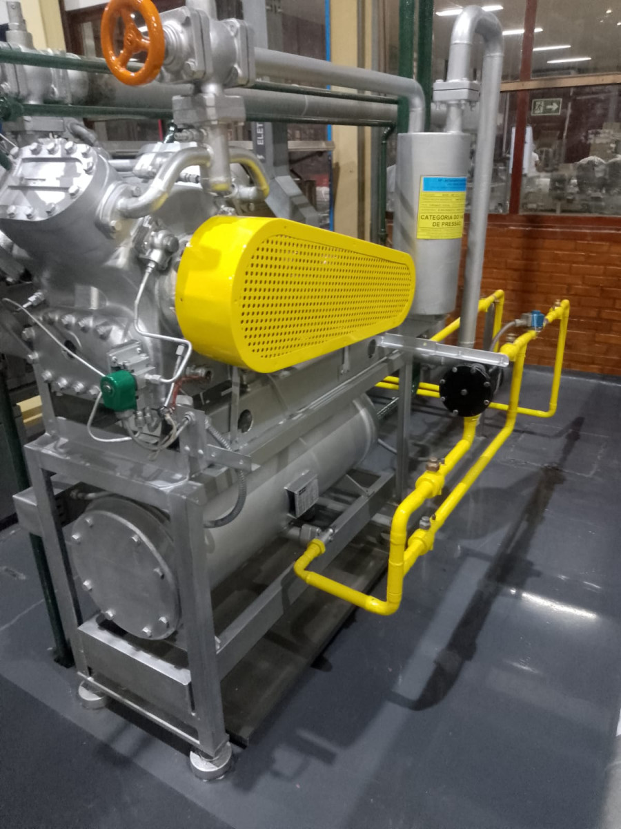 Grade de proteção perfurada amarela sobre equipamento em aço inox, segurança de máquinas conforme NR-12
