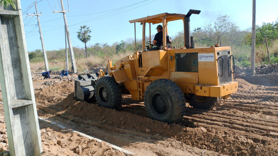 Pá carregadeira da Engemec compactando terreno em preparação de obra