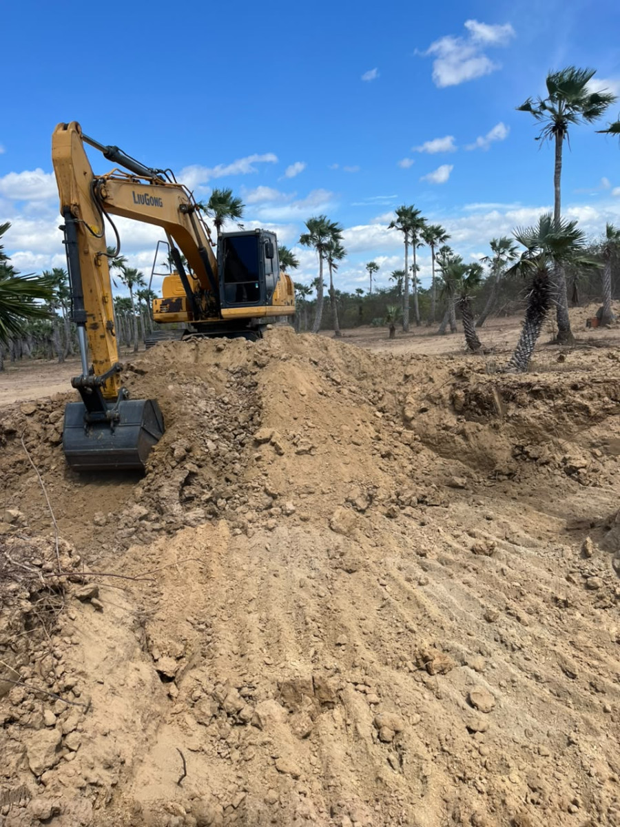 Escavadeira Engemec abrindo vala em terreno para obra industrial